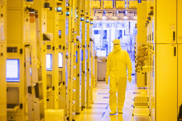 Infineon Technologies AG in Dresden Reinraum der neuen Smart Power Fab der Infineon Technologies AG in Dresden am 10. Juni. Am 2. Juli wird die Smart Power Fab feierlich eröffnet. Das neue Werk ist mit einem Investitionsvolumen von fünf Milliarden Euro die größte Einzelinvestition in der Geschichte von Infineon und eines der größten Investitionsprojekte in Deutschland. 300 mm Waferfertigung am Standort Dresden der Infineon Technologies AG Dresden Sachsen Deutschland