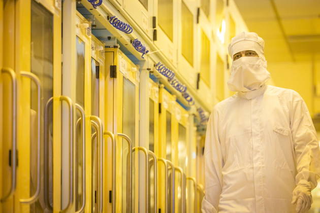 Infineon Technologies AG in Dresden Reinraum der neuen Smart Power Fab der Infineon Technologies AG in Dresden am 10. Juni. Am 2. Juli wird die Smart Power Fab feierlich eröffnet. Das neue Werk ist mit einem Investitionsvolumen von fünf Milliarden Euro die größte Einzelinvestition in der Geschichte von Infineon und eines der größten Investitionsprojekte in Deutschland. 300 mm Waferfertigung am Standort Dresden der Infineon Technologies AG Dresden Sachsen Deutschland