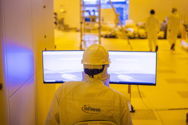 Infineon Technologies AG in Dresden Reinraum der neuen Smart Power Fab der Infineon Technologies AG in Dresden am 10. Juni. Am 2. Juli wird die Smart Power Fab feierlich eröffnet. Das neue Werk ist mit einem Investitionsvolumen von fünf Milliarden Euro die größte Einzelinvestition in der Geschichte von Infineon und eines der größten Investitionsprojekte in Deutschland. Messanlage zur Qualitätskontrolle des 300 mm Wafer Fertigungsprozesses in der neuen Smart Power Fab der Infineon Technologies AG in Dresden Dresden Sachsen Deutschland