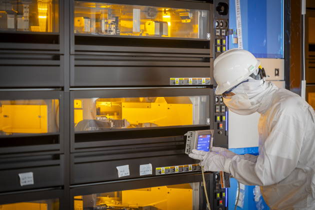 Infineon Technologies AG in Dresden Reinraum der neuen Smart Power Fab der Infineon Technologies AG in Dresden am 10. Juni. Am 2. Juli wird die Smart Power Fab feierlich eröffnet. Das neue Werk ist mit einem Investitionsvolumen von fünf Milliarden Euro die größte Einzelinvestition in der Geschichte von Infineon und eines der größten Investitionsprojekte in Deutschland. Lithografieanlage für die 300 mm Waferfertigung in der neuen Smart Power Fab der Infineon Technologies AG in Dresden Dresden Sachsen Deutschland
