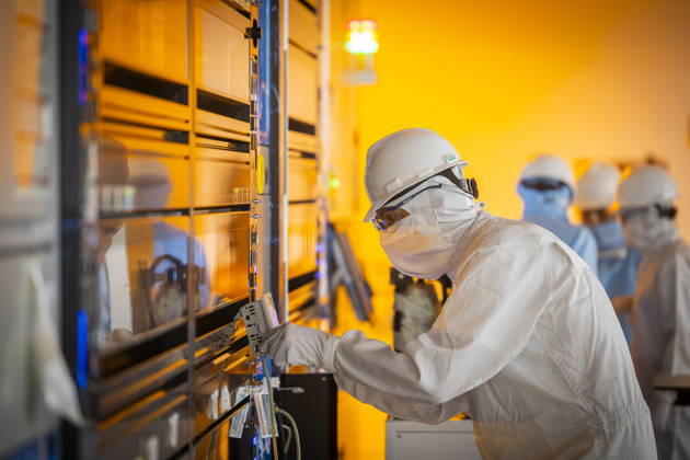 Infineon Technologies AG in Dresden Reinraum der neuen Smart Power Fab der Infineon Technologies AG in Dresden am 10. Juni. Am 2. Juli wird die Smart Power Fab feierlich eröffnet. Das neue Werk ist mit einem Investitionsvolumen von fünf Milliarden Euro die größte Einzelinvestition in der Geschichte von Infineon und eines der größten Investitionsprojekte in Deutschland. Lithografieanlage für die 300 mm Waferfertigung in der neuen Smart Power Fab der Infineon Technologies AG in Dresden Dresden Sachsen Deutschland
