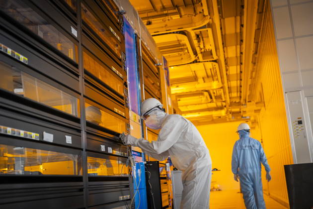 Infineon Technologies AG in Dresden Reinraum der neuen Smart Power Fab der Infineon Technologies AG in Dresden am 10. Juni. Am 2. Juli wird die Smart Power Fab feierlich eröffnet. Das neue Werk ist mit einem Investitionsvolumen von fünf Milliarden Euro die größte Einzelinvestition in der Geschichte von Infineon und eines der größten Investitionsprojekte in Deutschland. Lithografieanlage für die 300 mm Waferfertigung in der neuen Smart Power Fab der Infineon Technologies AG in Dresden Dresden Sachsen Deutschland