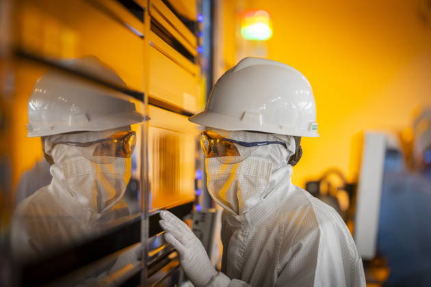 News Bilder des Tages Infineon Technologies AG in Dresden Reinraum der neuen Smart Power Fab der Infineon Technologies AG in Dresden am 10. Juni. Am 2. Juli wird die Smart Power Fab feierlich eröffnet. Das neue Werk ist mit einem Investitionsvolumen von fünf Milliarden Euro die größte Einzelinvestition in der Geschichte von Infineon und eines der größten Investitionsprojekte in Deutschland. Lithografieanlage für die 300 mm Waferfertigung in der neuen Smart Power Fab der Infineon Technologies AG in Dresden Dresden Sachsen Deutschland