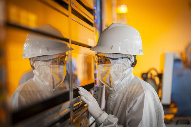 Infineon Technologies AG in Dresden Reinraum der neuen Smart Power Fab der Infineon Technologies AG in Dresden am 10. Juni. Am 2. Juli wird die Smart Power Fab feierlich eröffnet. Das neue Werk ist mit einem Investitionsvolumen von fünf Milliarden Euro die größte Einzelinvestition in der Geschichte von Infineon und eines der größten Investitionsprojekte in Deutschland. Lithografieanlage für die 300 mm Waferfertigung in der neuen Smart Power Fab der Infineon Technologies AG in Dresden Dresden Sachsen Deutschland