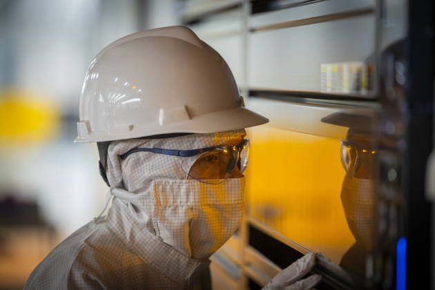 Infineon Technologies AG in Dresden Reinraum der neuen Smart Power Fab der Infineon Technologies AG in Dresden am 10. Juni. Am 2. Juli wird die Smart Power Fab feierlich eröffnet. Das neue Werk ist mit einem Investitionsvolumen von fünf Milliarden Euro die größte Einzelinvestition in der Geschichte von Infineon und eines der größten Investitionsprojekte in Deutschland. Lithografieanlage für die 300 mm Waferfertigung in der neuen Smart Power Fab der Infineon Technologies AG in Dresden Dresden Sachsen Deutschland