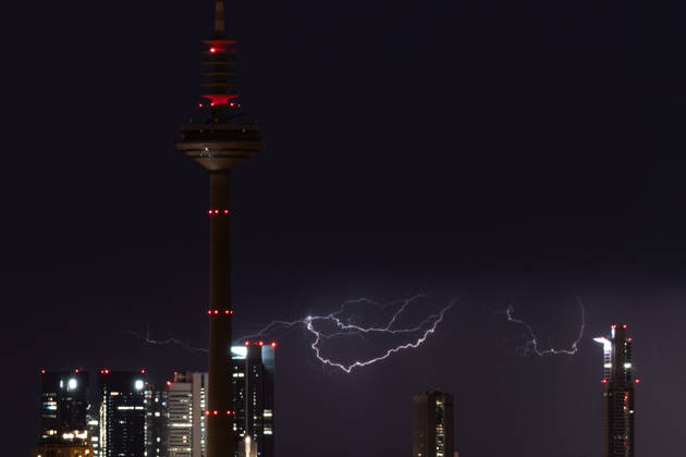 June 10, 2026, Frankfurt, Hesse, Germany: Lightning flashes over the financial district skyline during a thunderstorm in Frankfurt am Main, Germany. Frankfurt Germany - ZUMAb332 20260610_zip_b332_017 Copyright: xMatiasxBasualdox