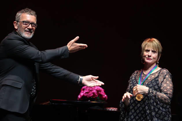 June 10, 2026, Malaga, Spain: American actress and singer PATTI LUPONE receives the Lux Ductor award in Malaga from ANTONIO BANDERAS. The American actress in Malaga from the actor Bandera. Malaga Spain  - ZUMAc161 20260610_zap_c161_005 Copyright: xLorenzoxCarnerox