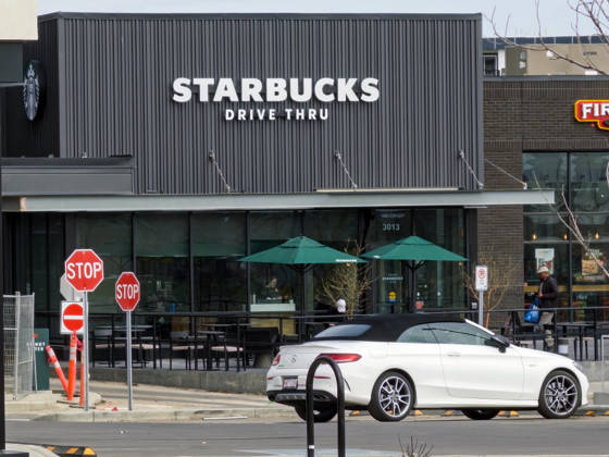 Calgary, Alberta, Kanada. 26. Mai 2026. Außenansicht auf Augenhöhe eines Starbucks-Drive-in, vor dem ein weißes Cabrio geparkt ist. Calgary, Alberta, Canada. May 26, 2026. Exterior eye-level view of a Starbucks drive-thru with a white convertible car parked out front. (License=RM) Copyright: xZoonar.com MarvinxSamuelxTOLENTINO-PINEDAx 25176742