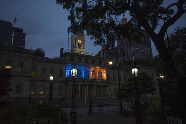 June 10, 2026, New York, New York, USA: As game 4 of the Knicks vs. Spurs NBA finals is played in New York City, City Hall and The David N. Dinkins Manhattan Municipal Building in Manhattan s Civic Center are lit up in blue and orange in support of the New York Knicks. New York USA - ZUMAr174 20260610_znp_r174_005 Copyright: xGinaxMxRandazzox