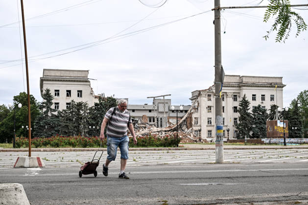RECORD DATE NOT STATED A man pulls a cart through the red zone of the frontline city of Kherson, the most dangerous part of the city due to constant Russian attacks, Kherson, Ukraine, on June 3, 2026. The Russian army attacks the city daily with FPV drones and other unmanned aerial vehicles, deliberately terrorizing civilians. Russian forces conduct hunts for local residents, tracking them with FPV drones and dropping explosives. Police officers, medics, public transport, and urban infrastructure are also targeted. Based on the intensity of attacks, Kherson is informally divided into yellow and red zones, with the red zone considered the most dangerous. Anti-drone netting has been installed above roads to help protect against Russian FPV drone attacks ( Copyright: xDmytroxSmolienkox