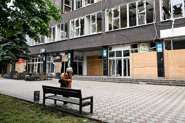 RECORD DATE NOT STATED A resident of frontline Kherson looks at a damaged building in the city’s red zone, the area considered the most dangerous due to constant Russian attacks, Kherson, Ukraine, on June 3, 2026. The Russian army attacks the city daily with FPV drones and other unmanned aerial vehicles, deliberately terrorizing civilians. Russian forces conduct hunts for local residents, tracking them with FPV drones and dropping explosives. Police officers, medics, public transport, and urban infrastructure are also targeted. Based on the intensity of attacks, Kherson is informally divided into yellow and red zones, with the red zone subjected to continuous shelling and drone strikes. Anti-drone netting has been installed above roads to help protect a Copyright: xDmytroxSmolienkox