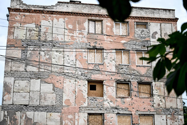 RECORD DATE NOT STATED A residential building damaged by Russian shelling in the frontline city of Kherson, Ukraine, on June 2, 2026. The Russian army attacks the city daily with FPV drones and other unmanned aerial vehicles, deliberately terrorizing civilians. Russian forces conduct hunts for local residents, tracking them with FPV drones and dropping explosives. Police officers, medics, public transport, and urban infrastructure are also targeted. Based on the intensity of attacks, Kherson is informally divided into yellow and red zones, with the red zone considered the most dangerous due to constant shelling and drone strikes. Anti-drone netting has been installed above roads to help protect against Russian FPV drone attacks (Photo by Dmytro Smolienko Copyright: xDmytroxSmolienkox