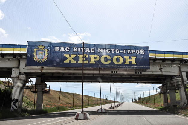 RECORD DATE NOT STATED A banner reading Welcome to the Hero City of Kherson is displayed on a railway bridge at the entrance to Kherson from the direction of Chornobaivka village along the Mykolaiv–Kherson highway, Kherson region, Ukraine, on June 2, 2026. Anti-drone nets have been installed above roads as protection against frequent Russian FPV drone attacks targeting civilians and city infrastructure (Photo by Dmytro Smolienko Ukrinform) Life under shelling in frontline Kherson  Copyright: xDmytroxSmolienkox