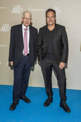 ABB LEOBAECK- Joseph Schuster, Praesident des Zentralrats der Juden in Deutschland und Dieter Nuhr Kabaretist Preistraeger bei der Verleihung des Leo-Baeck-Preises in den Wilhelm Studios am 10.06.2026 in Berlin Berlin Deutschland