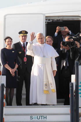 Pope Leo XIV bids farewell to Barcelona and heads to Las Palmas de Gran Canaria Pope Leo XIV during his farewell to Barcelona, at the Josep Tarradellas Barcelona El Prat International Airport, on June 11, 2026, in Barcelona, Catalonia Spain The Pontiff leaves Barcelona after having performed 7 acts between June 9 and 10 and heads to the last stage of his apostolic journey to Spain in the Canary Islands where he will be on June 11 and 12 11 JUNE 2026 Kike Rincó Barcelona, Catalonia Barcelona, Catalonia Spain  Copyright: xKikexRinconx 7587648