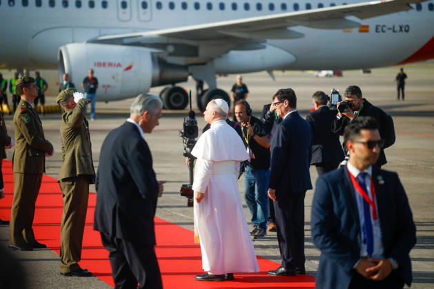 Pope Leo XIV bids farewell to Barcelona and heads to Las Palmas de Gran Canaria Pope Leo XIV during his farewell to Barcelona, at the Josep Tarradellas Barcelona El Prat International Airport, on June 11, 2026, in Barcelona, Catalonia Spain The Pontiff leaves Barcelona after having performed 7 acts between June 9 and 10 and heads to the last stage of his apostolic journey to Spain in the Canary Islands where he will be on June 11 and 12 11 JUNE 2026 Kike Rincó Barcelona, Catalonia Barcelona, Catalonia Spain  Copyright: xKikexRinconx 7587652