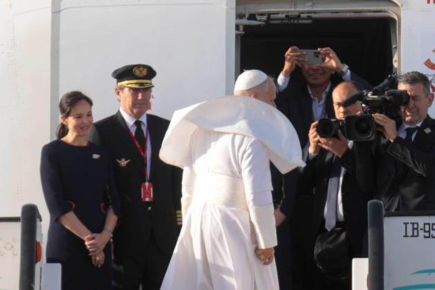 Pope Leo XIV bids farewell to Barcelona and heads to Las Palmas de Gran Canaria Pope Leo XIV during his farewell to Barcelona, at the Josep Tarradellas Barcelona El Prat International Airport, on June 11, 2026, in Barcelona, Catalonia Spain The Pontiff leaves Barcelona after having performed 7 acts between June 9 and 10 and heads to the last stage of his apostolic journey to Spain in the Canary Islands where he will be on June 11 and 12 11 JUNE 2026 Kike Rincó Barcelona, Catalonia Barcelona, Catalonia Spain  Copyright: xKikexRinconx 7587646
