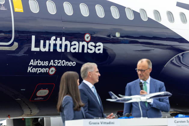 Bundeskanzler Merz begleitet die Unterzeichnung zum Ausbau der strategischen Zusammenarbeit zwischen Airbus und Lufthansa. Deutschland, Berlin Schönefeld am 10. Juni 2026: Begleitet vom Bundeskanzler steht die Delegation vor einer Lufthansa‘Maschine vom Typ Airbus A320neo mit dem Namen öKerpen˜. Zur Eröffnung der diesjährigen Internationalen Luft- und Raumfahrtausstellung (ILA) in Berlin unterzeichnen Airbus und die Lufthansa Group eine Vereinbarung zum Ausbau ihrer strategischen Zusammenarbeit und feiern zugleich das 50‘jährige Bestehen ihrer Partnerschaft. Im Bild v. Links Chief Technology Officer (CTO) der Lufthansa Group Grazia Vittadini, Chief Exucutive Officer (CEO) der Lufthansa Gruppe Carsten Spohr und Bundeskanzle