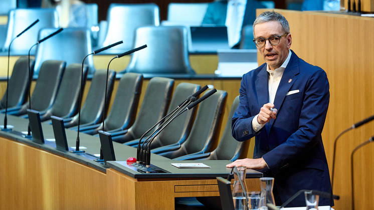 - Wien 11.06.2026 - Debatte Budget Österreichisches Parlament - Der Nationalrat trat heute im Hohen Haus zu einer regluären Nationalratssitzung zusammen. Haupthema war die gestrige Budgetrede des Finanzministers und die Debatte darüber. PHOTO: FPÖ-Bundesparteiobmann Herbert Kickl am Rednerpult. Vienna (AUSTRIA) - Austrian Parliament National Council session - The National Council met today in Parliament for a regular National Council session. The topic of the plenary session was the Budget Speech by the Austrian Minister of Finance. Budget, Finanzen, Staatsfinanzen, Geld, Steuern, Ausgaben, Einnahmen, Regierung, echtes Dopelbudet 2027 28 , 2028, Schulden, Nationalratssitzung, Nationalrat SItzung Debatte zu Budgetpräsentation