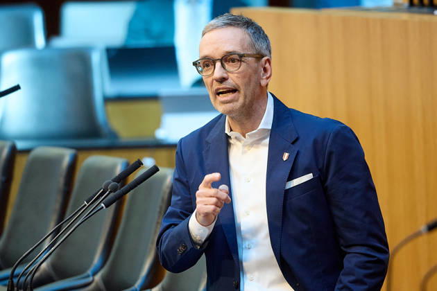 - Wien 11.06.2026 - Debatte Budget Österreichisches Parlament - Der Nationalrat trat heute im Hohen Haus zu einer regluären Nationalratssitzung zusammen. Haupthema war die gestrige Budgetrede des Finanzministers und die Debatte darüber. PHOTO: FPÖ-Bundesparteiobmann Herbert Kickl (L) am Rednerpult. Vienna (AUSTRIA) - Austrian Parliament National Council session - The National Council met today in Parliament for a regular National Council session. The topic of the plenary session was the Budget Speech by the Austrian Minister of Finance. Budget, Finanzen, Staatsfinanzen, Geld, Steuern, Ausgaben, Einnahmen, Regierung, echtes Dopelbudet 2027 28 , 2028, Schulden, Nationalratssitzung, Nationalrat SItzung Debatte zu Budgetpräsentation 