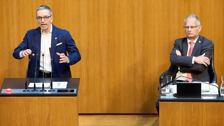- Wien 11.06.2026 - Debatte Budget Österreichisches Parlament - Der Nationalrat trat heute im Hohen Haus zu einer regluären Nationalratssitzung zusammen. Haupthema war die gestrige Budgetrede des Finanzministers und die Debatte darüber. PHOTO: Finanzminister Markus Marterbauer (SPÖ) auf der Regierungsbank. FPÖ-Bundesparteiobmann Herbert Kickl (L) am Rednerpult. Vienna (AUSTRIA) - Austrian Parliament National Council session - The National Council met today in Parliament for a regular National Council session. The topic of the plenary session was the Budget Speech by the Austrian Minister of Finance. Budget, Finanzen, Staatsfinanzen, Geld, Steuern, Ausgaben, Einnahmen, Regierung, echtes Dopelbudet 2027 28 , 2028, Schulden, Nationa 