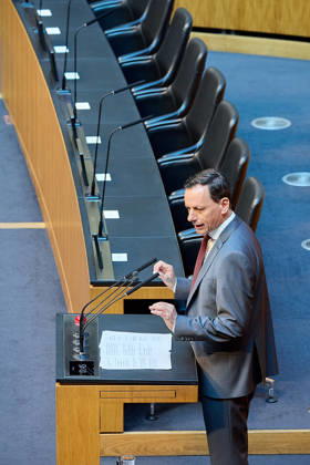 - Wien 11.06.2026 - Debatte Budget Österreichisches Parlament - Der Nationalrat trat heute im Hohen Haus zu einer regluären Nationalratssitzung zusammen. Haupthema war die gestrige Budgetrede des Finanzministers und die Debatte darüber. PHOTO: am Rednerpult, ÖVP-Klubobmann Ernst Gödl. Vienna (AUSTRIA) - Austrian Parliament National Council session - The National Council met today in Parliament for a regular National Council session. The topic of the plenary session was the Budget Speech by the Austrian Minister of Finance. Budget, Finanzen, Staatsfinanzen, Geld, Steuern, Ausgaben, Einnahmen, Regierung, echtes Dopelbudet 2027 28 , 2028, Schulden, Nationalratssitzung, Nationalrat SItzung Debatte zu Budgetpräsentation