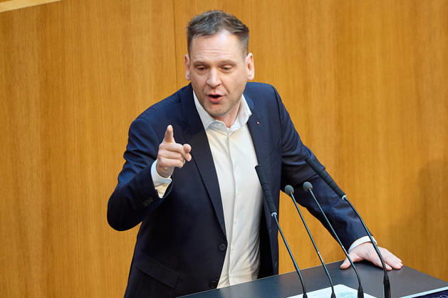 - Wien 11.06.2026 - Debatte Budget Österreichisches Parlament - Der Nationalrat trat heute im Hohen Haus zu einer regluären Nationalratssitzung zusammen. Haupthema war die gestrige Budgetrede des Finanzministers und die Debatte darüber. PHOTO: am Rednerpult, Klubobmann der SPÖ Philip Kucher . Vienna (AUSTRIA) - Austrian Parliament National Council session - The National Council met today in Parliament for a regular National Council session. The topic of the plenary session was the Budget Speech by the Austrian Minister of Finance. Budget, Finanzen, Staatsfinanzen, Geld, Steuern, Ausgaben, Einnahmen, Regierung, echtes Dopelbudet 2027 28 , 2028, Schulden, Nationalratssitzung, Nationalrat SItzung Debatte zu Budgetpräsentation