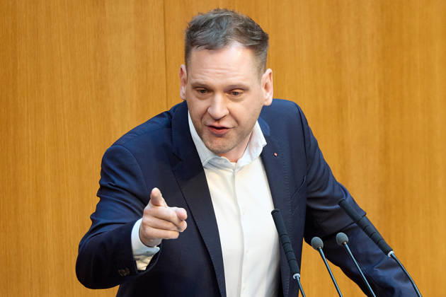 - Wien 11.06.2026 - Debatte Budget Österreichisches Parlament - Der Nationalrat trat heute im Hohen Haus zu einer regluären Nationalratssitzung zusammen. Haupthema war die gestrige Budgetrede des Finanzministers und die Debatte darüber. PHOTO: am Rednerpult, Klubobmann der SPÖ Philip Kucher . Vienna (AUSTRIA) - Austrian Parliament National Council session - The National Council met today in Parliament for a regular National Council session. The topic of the plenary session was the Budget Speech by the Austrian Minister of Finance. Budget, Finanzen, Staatsfinanzen, Geld, Steuern, Ausgaben, Einnahmen, Regierung, echtes Dopelbudet 2027 28 , 2028, Schulden, Nationalratssitzung, Nationalrat SItzung Debatte zu Budgetpräsentation