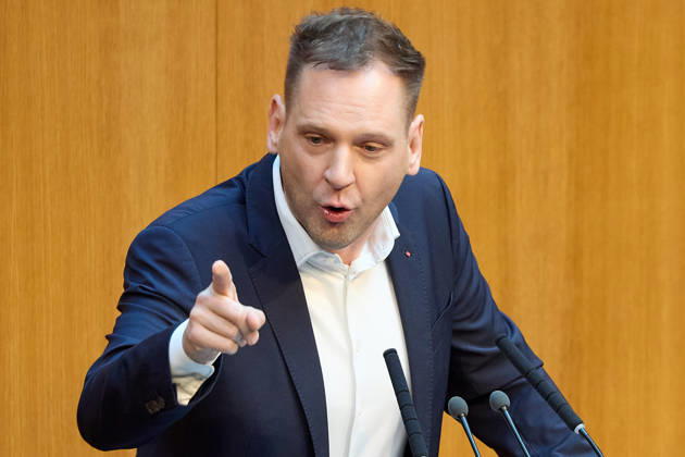 - Wien 11.06.2026 - Debatte Budget Österreichisches Parlament - Der Nationalrat trat heute im Hohen Haus zu einer regluären Nationalratssitzung zusammen. Haupthema war die gestrige Budgetrede des Finanzministers und die Debatte darüber. PHOTO: am Rednerpult, Klubobmann der SPÖ Philip Kucher . Vienna (AUSTRIA) - Austrian Parliament National Council session - The National Council met today in Parliament for a regular National Council session. The topic of the plenary session was the Budget Speech by the Austrian Minister of Finance. Budget, Finanzen, Staatsfinanzen, Geld, Steuern, Ausgaben, Einnahmen, Regierung, echtes Dopelbudet 2027 28 , 2028, Schulden, Nationalratssitzung, Nationalrat SItzung Debatte zu Budgetpräsentation