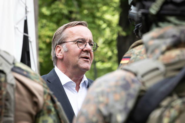 Tag der Bundeswehr in Weißenfels Weißenfels Sachsen-Anhalt, Deutschland, 06.06.2026: Bundesverteidigungsminister Boris Pistorius spricht während seines Besuchs beim Tag der Bundeswehr mit Soldatinnen und Soldaten. Weißenfels Sachsen-Anhalt Sachsen-Anhalt