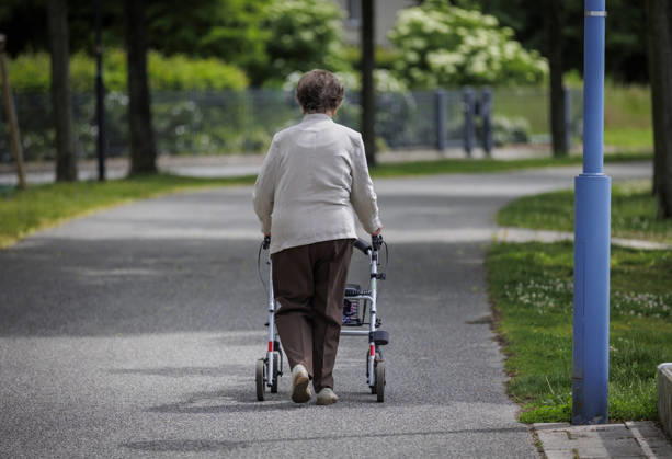 Eine aeltere Frau am Rollator Prenzlau Deutschland Copyright: xThomasxKoehlerx