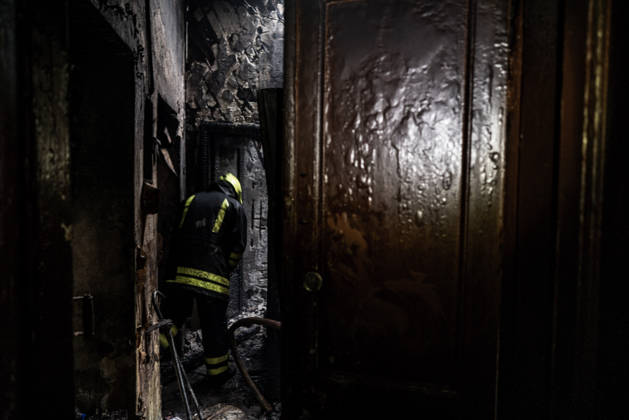 ukrainian conflict KHARKIV, UKRAINE - JUNE 9: A firefighter inside a building hit by a drone in Kharkiv, Ukraine, on June 9, 2026. Kharkiv kharkiv Oblast Ukraine Copyright: xVINCENZOxCIRCOSTAx VCIRCOSTA-13