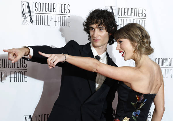 Sombr and Singer-songwriter Taylor Swift gesture on the red carpet at the 2026 Songwriters Hall of Fame Induction and Awards Gala at the New York Marriott Marquis on Thursday, June 11, 2026 in New York City.  NYP202606112013 PETERxFOLEY