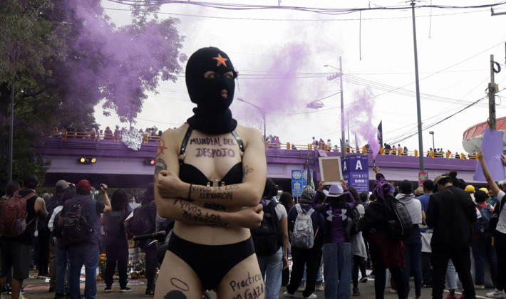 June 11, 2026, Mexico City, Mexico City, mexico: A woman shows solidarity with the protests that took place during the inauguration outside Mexico City Stadium. Mexico City mexico - ZUMAt178 20260611_zip_t178_028 Copyright: xNadiaxTecuapetlax
