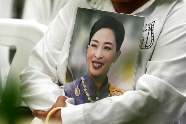 (260612) -- BANGKOK, June 12, 2026 -- A person holding a photo of Thai Princess Bajrakitiyabha mourns after the announcement of her death at King Chulalongkorn Memorial Hospital in Bangkok, Thailand, June 12, 2026. The princess, the eldest daughter of Thailand s King Maha Vajiralongkorn, passed away on Thursday at age 47 after more than three years of hospitalization, the Bureau of the Royal Household announced on Friday. ) THAILAND-BANGKOK-PRINCESS-DEATH RachenxSageamsak 