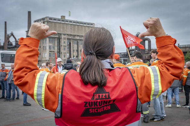 12.06.2026, Saarland, Voelklingen. Bis zu 10.000 Stahlarbeiter demonstrieren am Freitag im Rahmen eines Stahlaktionstages in der Völklinger Innenstadt. Drei Demonstrationszüge treffen sich gemeinsam am Hindenburgplatz wo eine Kundgebung stattfindet. Die Beschäftigten protestieren für niedrigere Energiepreise und gegen Änderungen beim grünen Stahl. Es gehe dabei um die Zukunft der Stahlindustrie und der Beschäftigten.