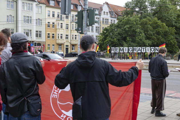 Widersetzen Erfurt und Remigration-Demo 12062026 - Kurz vor dem Bundesparteitag der Partei Alternative fuer Deutschland (AfD)i n Erfurt hat rund ein Dutzend Menschen an der Bahnhaltestelle Boyneburgufer fuer Remigration demonstriert. Die Demonstrierenden hielten Deutschlandfahnen und einen Remigration-Schriftzug hoch. Ihnen stellten sich rund 50 Demonstrierende gegenueber. Sie warben unter anderem fuer das Buendnis Widersetzen, welches die Gegendemos gegen den Parteitag organisiert. Erfurt Thueringen Deutschland