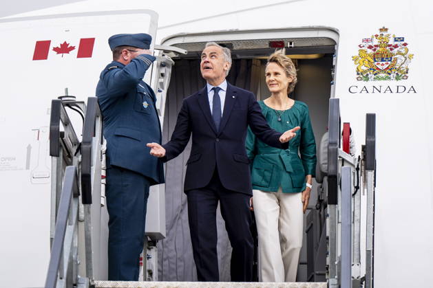 News Bilder des Tages June 13, 2026, Dublin, Ireland: Prime Minister Mark Carney and Diana Fox Carney arrives in Dublin, Ireland, on Saturday, June 13, 2026. Dublin Ireland  - ZUMAc35_ 20260613_zaf_c35_001 Copyright: xChristopherxKatsarovx