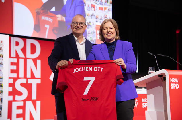 News Bilder des Tages Baerbel BAS, Bärbel, Bundesarbeitsministerin, SPD-Bundesvorsitzende, bei ihrer Rede ueberreicht ein Trikot mit der Nummer 7 an Jochen OTT, SPD Fraktionsvorsitzender im Landtag NRW, designierter Spitzendkandidat fuer die Landtagswahl 2027, (Jochen Ott will der siebte SPD Ministerpraesident in NRW werden) Landesdeligiertenkonferenz der NRWSPD, SPD Nordrhein-Westfalen in Duesseldorf am 13.06.2026,