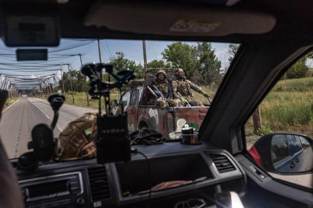 News Bilder des Tages Aftermath of Russian attack on Ukraine s Sloviansk and Druzhkivka DRUZHKIVKA, UKRAINE - JUNE 13: The White Angels police unit evacuates a woman with reduced mobility in the city of Druzhkivka, Ukraine, 13 June 2026. Diego Herrera Carcedo Anadolu Druzhkivka Ukraine. Editorial use only. Please get in touch for any other usage.  Copyright: x2026xAnadoluxDiegoxHerreraxCarcedox