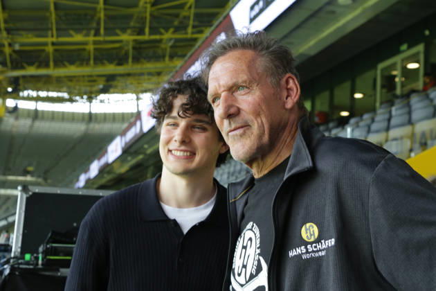 News Bilder des Tages 13.06.2026 Dortmund, Ruhrgebiet, NRW, Hollywoodstar Ralf Moeller besuchte die Handwerkermesse herocon. Der Schauspieler und Sportler war gemeinsam mit seinem Sohn Leon Moeller im Signal Iduna Park präsent. Im Talk mit Stadionsprecher Norbert Dickel sprach er gemeinsam mit Andreas Grewe von Hans Schäfer workwear darüber wie das Handwerk heute Jugendliche begeistern kann und wie Nachwuchskräfte gewonnen werden können. Ralf Möller ist als Handwerksbotschafter unterwegs.