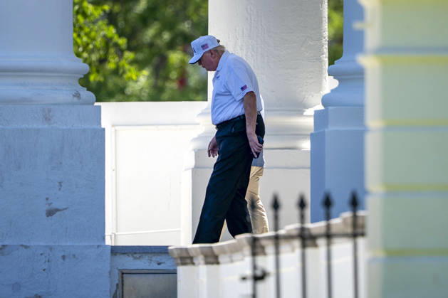 News Bilder des Tages President Donald Trump departs the White House in Washington, DC on Saturday, June 13, 2026. The President will spend the day at Trump National Golf Club in Sterling, Virginia, and attend a MAGA INC. dinner this evening.  WAP20260613436 BONNIExCASH