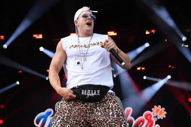 Entertainment Bilder des Tages Inselfieber am 13.06.2026 auf dem Freigelände an der Rudolf Weber-Arena in Oberhausen Calvin Kleinen steht am 13.06.2026 in Oberhausen ( Nordrhein-Westfalen ) auf der Bühne.