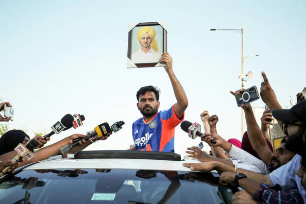 News Bilder des Tages CJP Abhijeet Dipke takes part in a demonstration in Amritsar Amritsar, Jun 13 (ANI): Founder of Cockroach Janata Party Abhijeet Dipke holds the portrait of freedom fighter Bhagat Singh during a demonstration against alleged corruption in the education system and recurring examination paper leaks, in Amritsar on Saturday. Amritsar Punjab India Copyright: xANIx ANI_20260613359