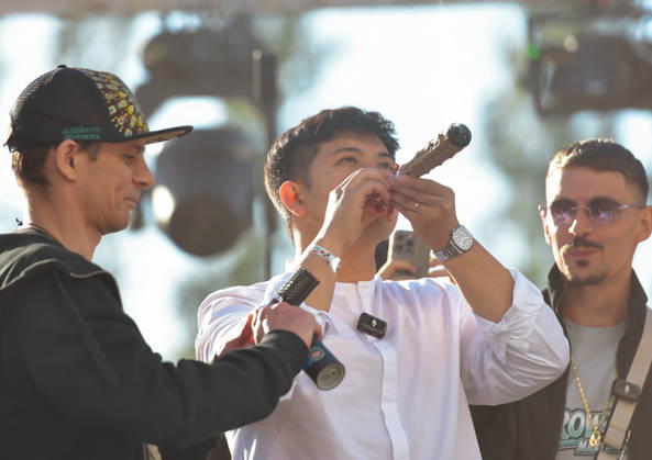 News Bilder des Tages 13.06.2026, xlakx, Entertainment, Mary Jane Berlin 2026 v.l. Mary-Jane-Gründer Duc Anh Dang mit einem Joint zum 10 Jährigen Jubiläumnin der Hand. Die Veranstaltung präsentiert Aussteller aus den Bereichen Cannabis, Medizin, Lifestyle und Hanfprodukte. Berlin