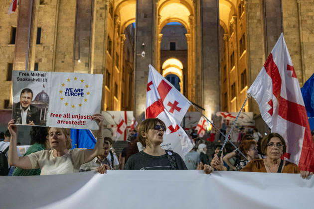 News Bilder des Tages June 13, 2026, Tbilisi, Georgia: Protesters participate on the 563rd day of anti-government rallies in front of the Parliament building in Tbilisi. Tbilisi Georgia - ZUMAz174 20260613_zip_z174_006 Copyright: xMoexZoyarix