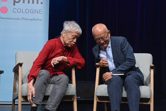Entertainment Bilder des Tages Übersetzer Shi Ming und Politikwissenschaftler Wu Guoguang, l-r, spricht auf der Phil.Cologne, ein internationales Fest für Philosophie zum Thema Großmacht China – Wu Guoguang über Xi Jinpings Weltpolitik