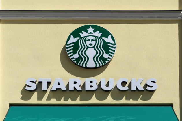 Lust auf Kaffee? STARBUCKS, Kaffeeprodukte, Werbeschrift an der Fassade eines Stores