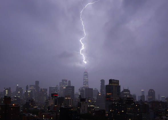 News Bilder des Tages #2 A bolt of lightning hits the spire at the top of One World Trade Center in the Manhattan Skyline as thunderstorms pass through on Sunday, June 14, 2026 in New York City.  NYP20260614103 JOHNxANGELILLO