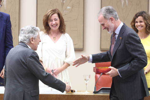 The King presides over the award ceremony of the VI Premio 15 de Junio King Felipe VI presents the award to journalist Miguel Ángel Aguilar i during the award ceremony of the VI Premio 15 de Junio a los Valores Constitucionales, in the Congress of Deputies, June 15, 2026, in Madrid Spain In this edition, the award goes to journalist and writer Miguel Ángel Aguilar in recognition of an exemplary career in defense of freedom of expression and freedom of the press, two fundamental constitutional values which, moreover, represent an essential counterweight for the proper functioning of any democracy June 15, 1977 marks one of the most important moments in Spains recent history, the first democratic elections in which all Spaniards voted freely Copyright: xEduardoxParrax 7598537